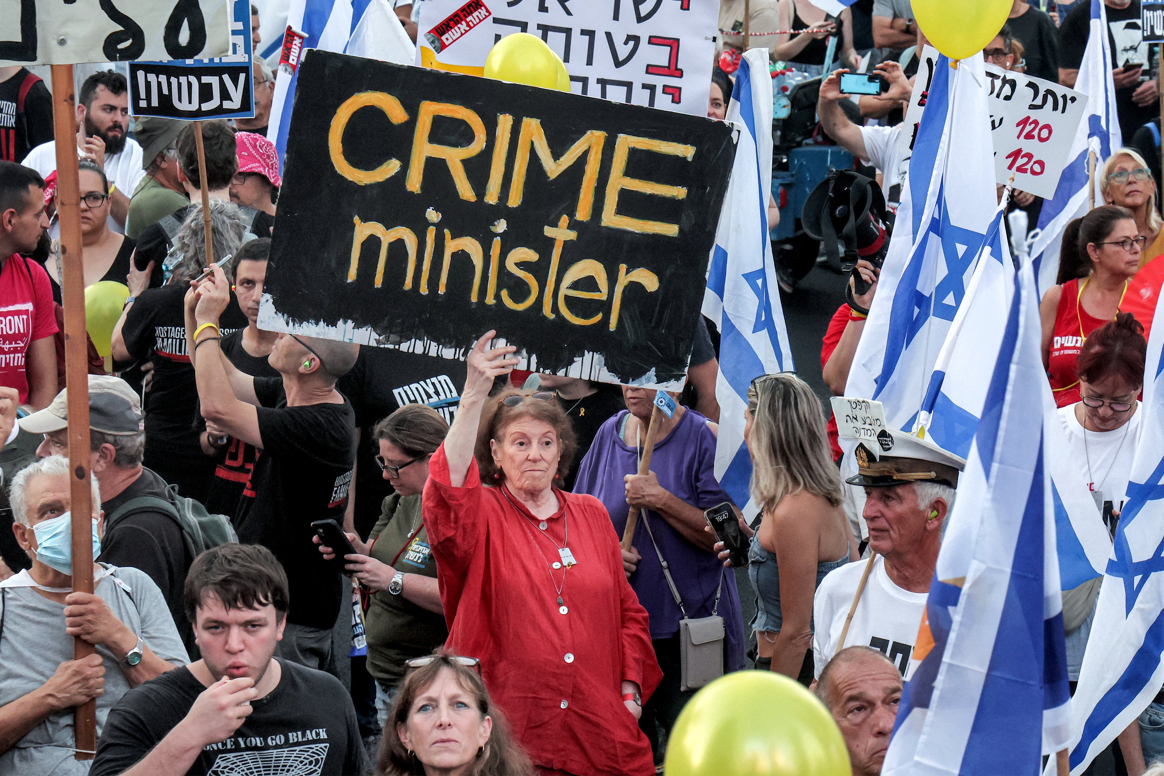 Ativistas de esquerda se reúnem para uma manifestação contra o governo israelense em Tel Aviv, em 6 de julho de 2024, em meio ao conflito contínuo na Faixa de Gaza entre Israel e o Hamas. (Foto de JACK GUEZ / AFP)