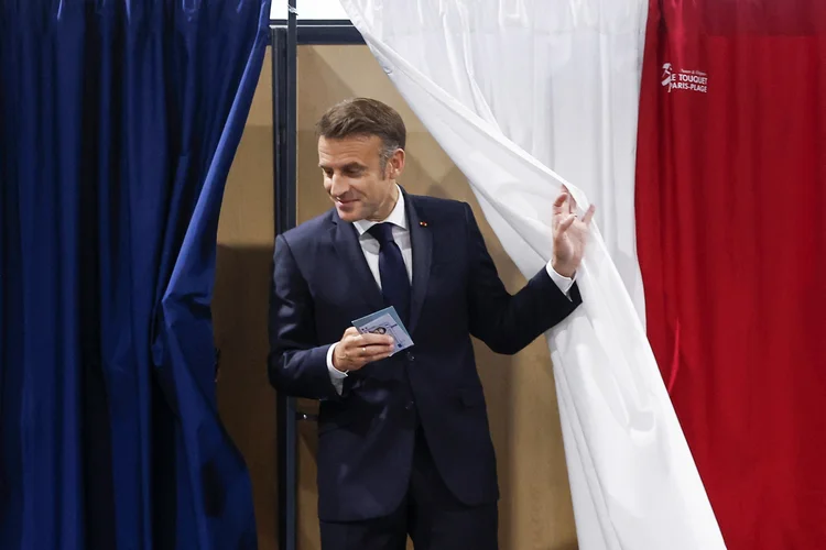 Emmanuel Macron, presidente da França, ao sair de cabine de votação (Mohammed Badra/AFP)