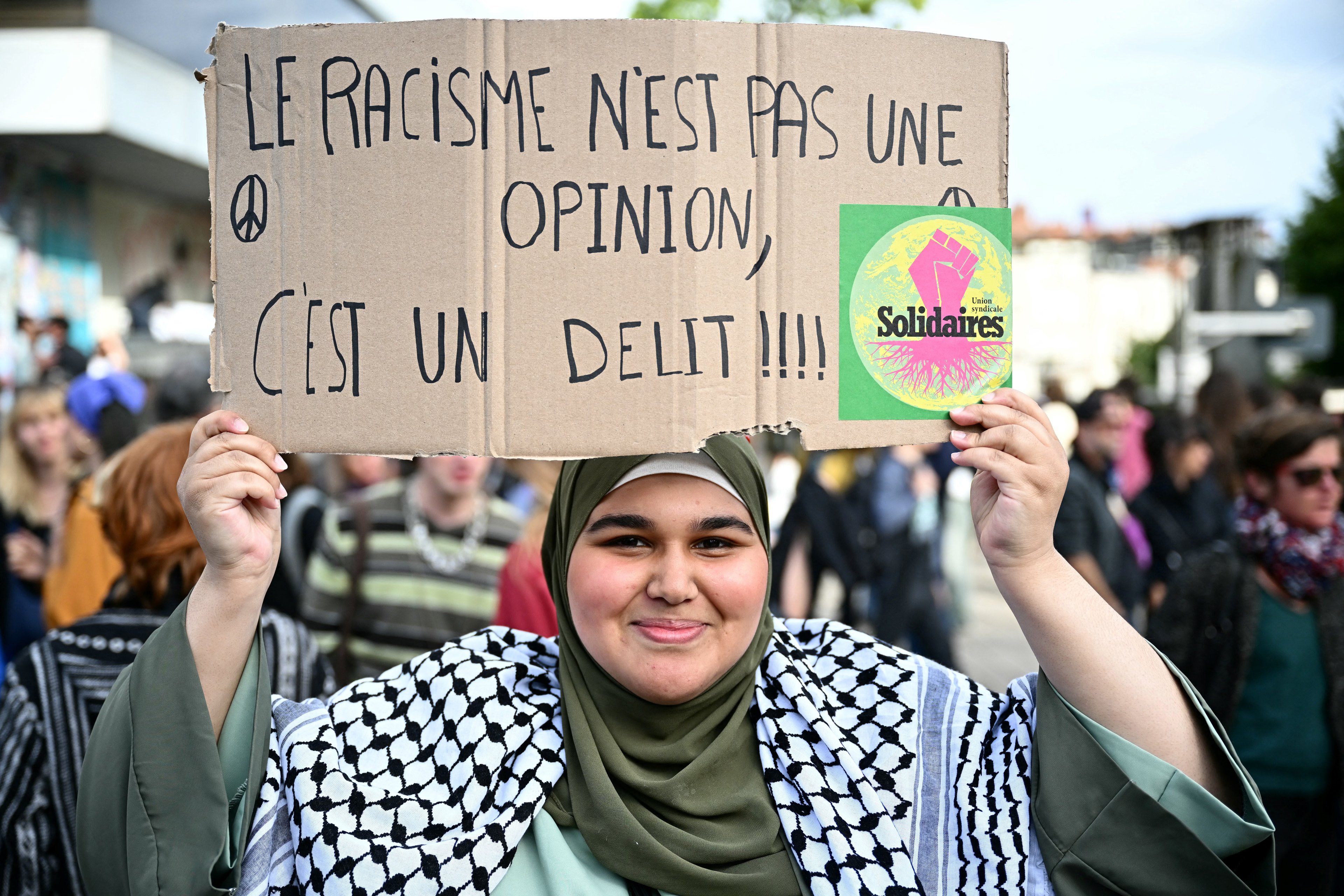 Em Nantes, manifestante levanta a placa: Racismo não é opinião, é ofensa