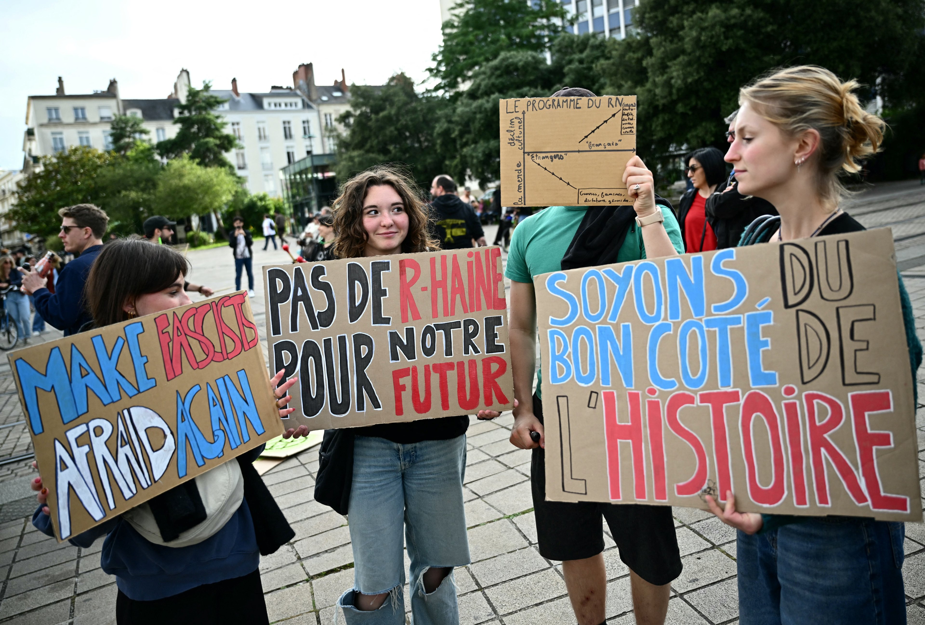 Manifestantes em Nantes levantavam placas contrárias às propostas da extrema-direita