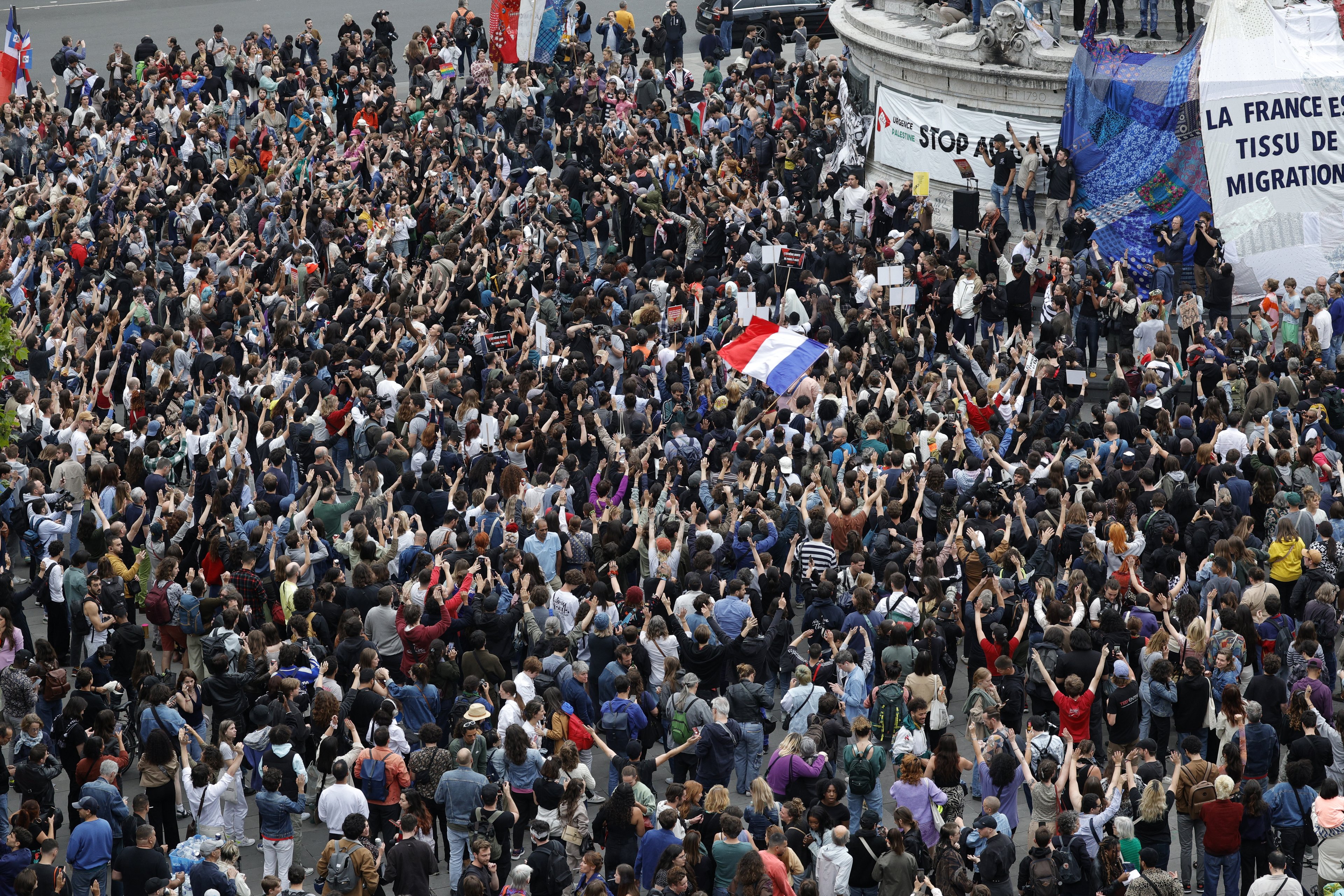 De acordo com os primeiros números, o vencedor do pleito foi a aliança Nova Frente Popular (NFP), formada pelos quatro maiores partidos da esquerda francesa, seguida da coalizão de centro-direita