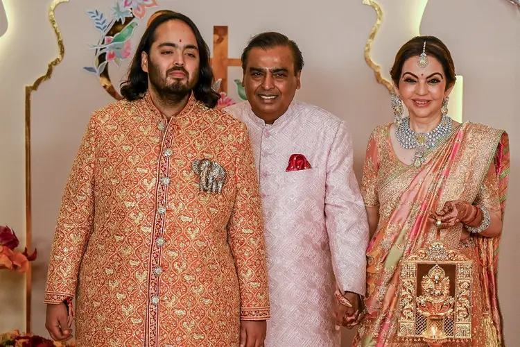 O bilionário indiano Mukesh Ambani ao lado de sua esposa Nita Ambani e o filho Anant Ambani (Punit PARANJPE/AFP)