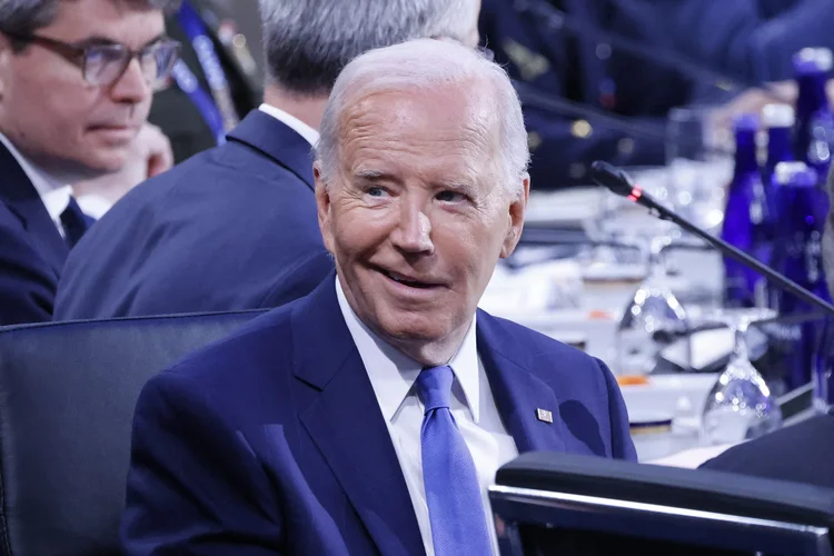 Aliados querem que Biden desista da candidatura, mas atual presidente americano não pretende abandonar disputa. (Ludovic Marin/AFP)