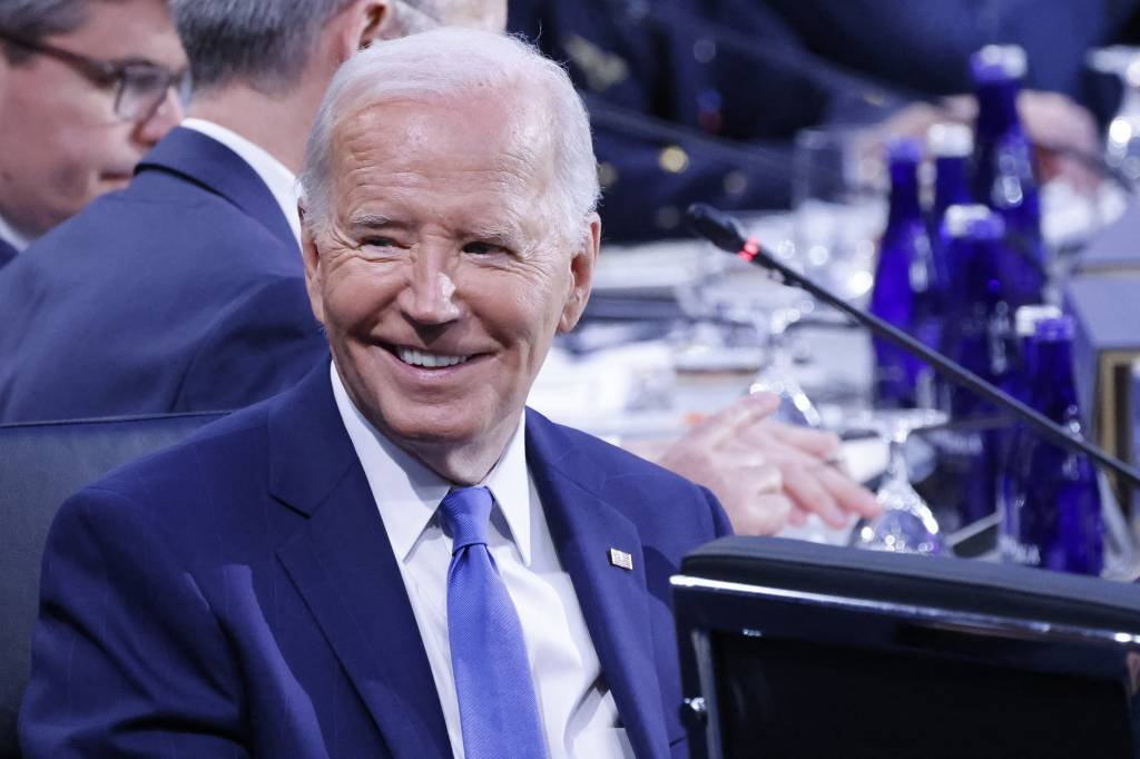 Chefe de campanha admite que Biden perdeu apoio, mas que continuará na disputa eleitoral