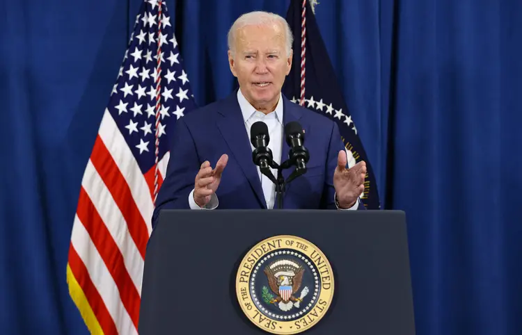 O presidente dos EUA, Joe Biden, fala após seu oponente republicano, Donald Trump, ter sido ferido em um tiroteio durante um comício eleitoral na Pensilvânia. (SAMUEL CORUM/AFP)