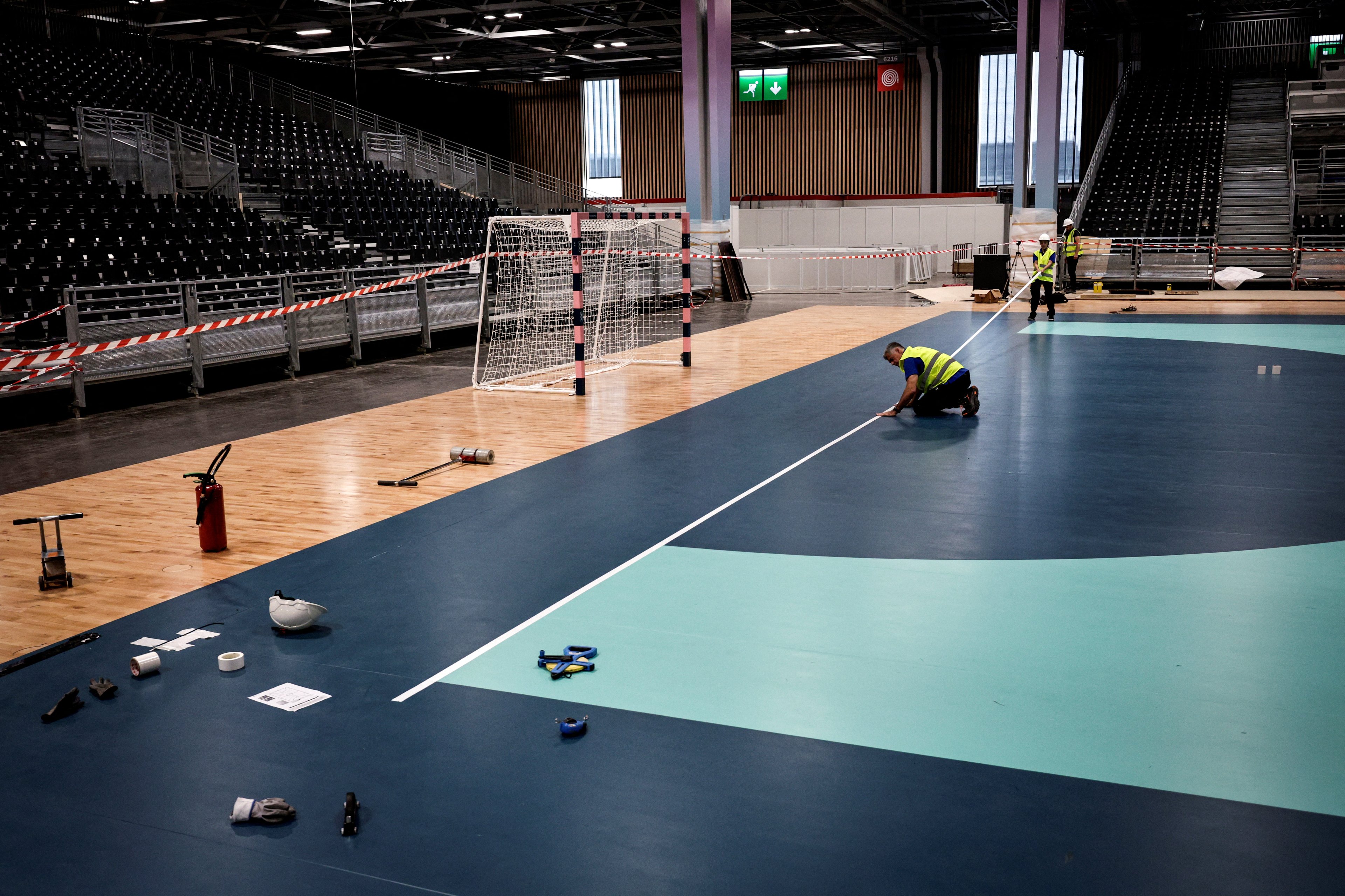 Trabalhadores finalizam a quadra de handebol no Paris Sud Arena, dentro do centro de exposições de Versalhes