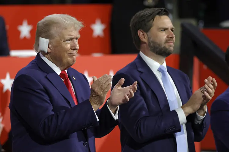 Donald Trump, durante aparição na Convenção Republicana, na segunda, 15, ao lado de J.D. Vance, candidato a vice
 (Kamil Krzaczynski/AFP)