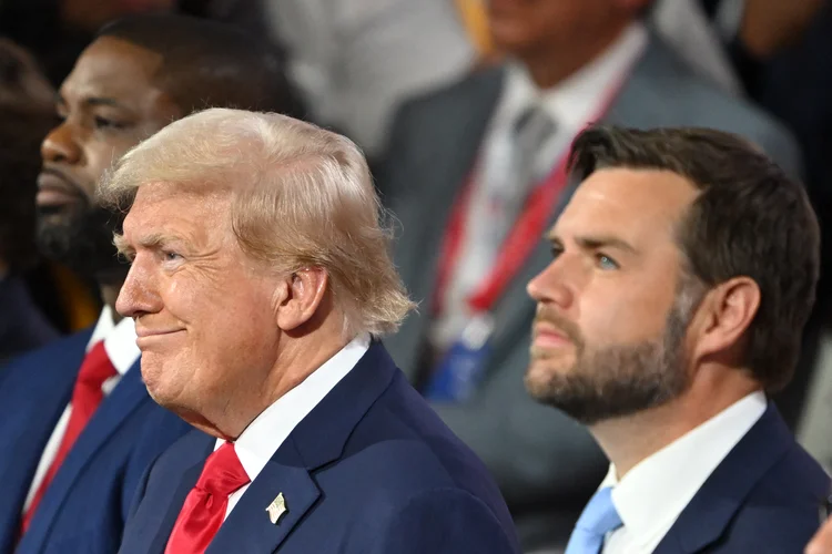 Usuários nas redes sociais reclamam de seguir automaticamente Donald Trump e JD Vance  (AFP/AFP)