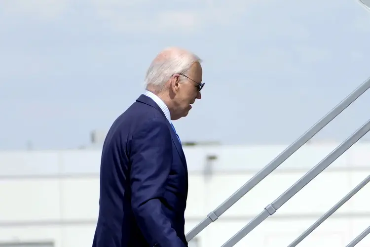 Joe Biden embarca no Air Force One (Kent Nishimura /AFP)