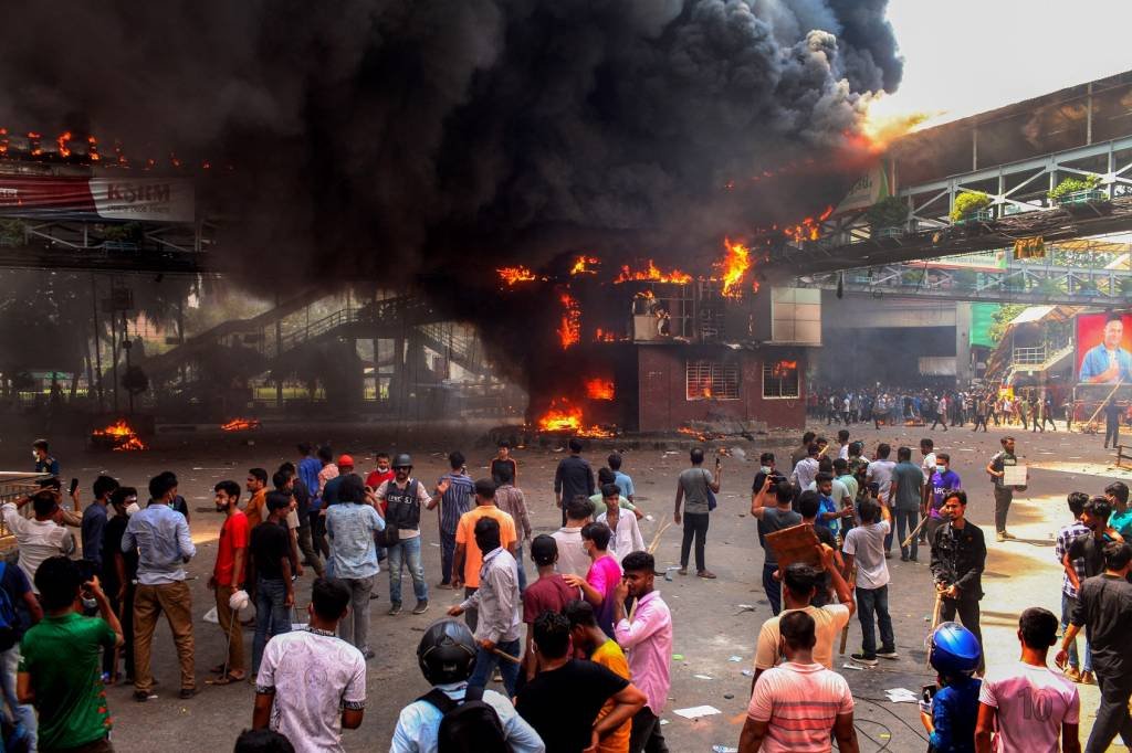 Após mais de 100 mortes em protestos, Bangladesh desliga internet e decreta toque de recolher