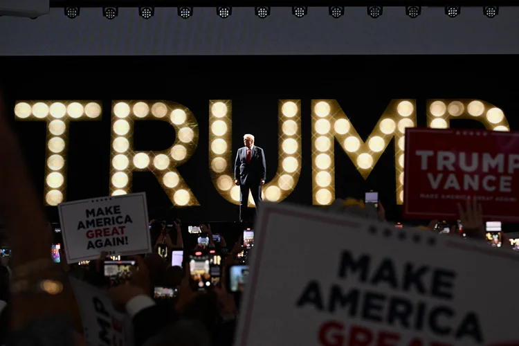 O ex-presidente dos EUA e candidato presidencial republicano de 2024, Donald Trump, chega ao palco para falar durante o último dia da Convenção Nacional Republicana de 2024 no Fiserv Forum em Milwaukee, Wisconsin, em 18 de julho de 2024. Donald Trump receberá uma recepção de herói na quinta-feira, ao aceitar a nomeação do Partido Republicano para concorrer à presidência dos EUA, em um discurso que encerrará uma convenção dominada pela recente tentativa de assassinato contra ele. (Foto de Jim WATSON / AFP)