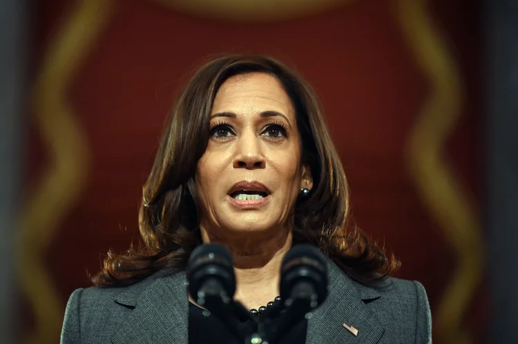 Já durante a campanha, Kamala continuou com a mesma energia para atacar e criticar vigorosamente a administração de Trump e seu vice, Mike Pence, em seu mandato. (Jim Watson/AFP)