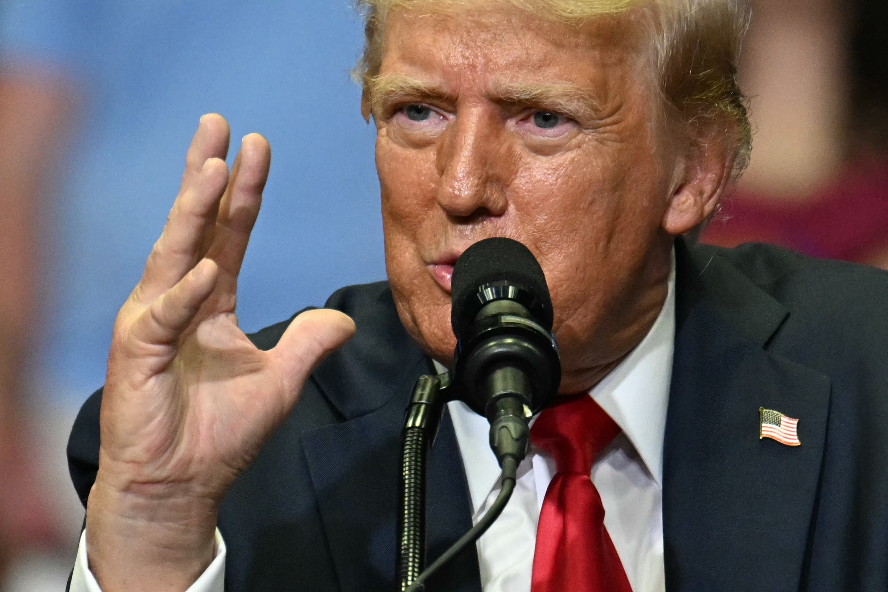 Após críticas de Trump, FBI confirma que ele foi ferido por uma bala
