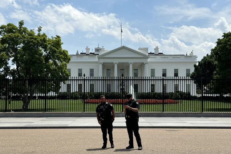 Desde a adoção da Constituição dos Estados Unidos, 45 presidentes já foram eleitos ou assumiram a Presidência por sucessão, cumprindo um total de 59 mandatos de quatro anos. (Daniel Slim/AFP)