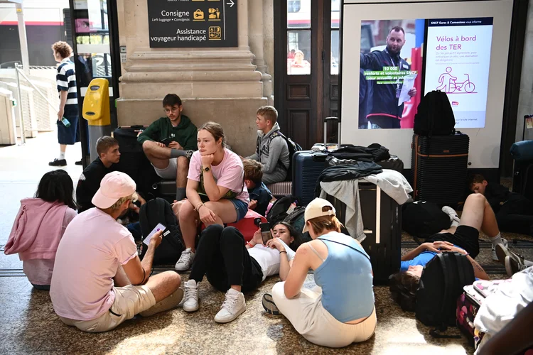 Passageiros aguardam liberação em estação de trem em Bordeaux nesta sexta ((Photo by Christophe ARCHAMBAULT / AFP))