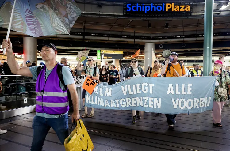 Organização faz protesto no sábado em aeroporto na Holanda contra combustíveis fósseis ((Photo by Ramon van Flymen / ANP / AFP) / Netherlands OUT)