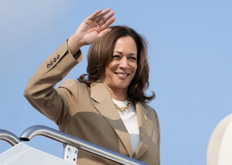 Kamala Harris, vice-presidente, antes de embarcar em voo no sábado, 27 de julho (Stephanie Scarbrough /AFP)