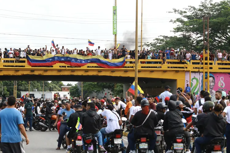 Manifestantes participam de um protesto contra o governo do presidente venezuelano Nicolás Maduro em Valência, no estado de Carabobo. (Juan Carlos Hernandez)