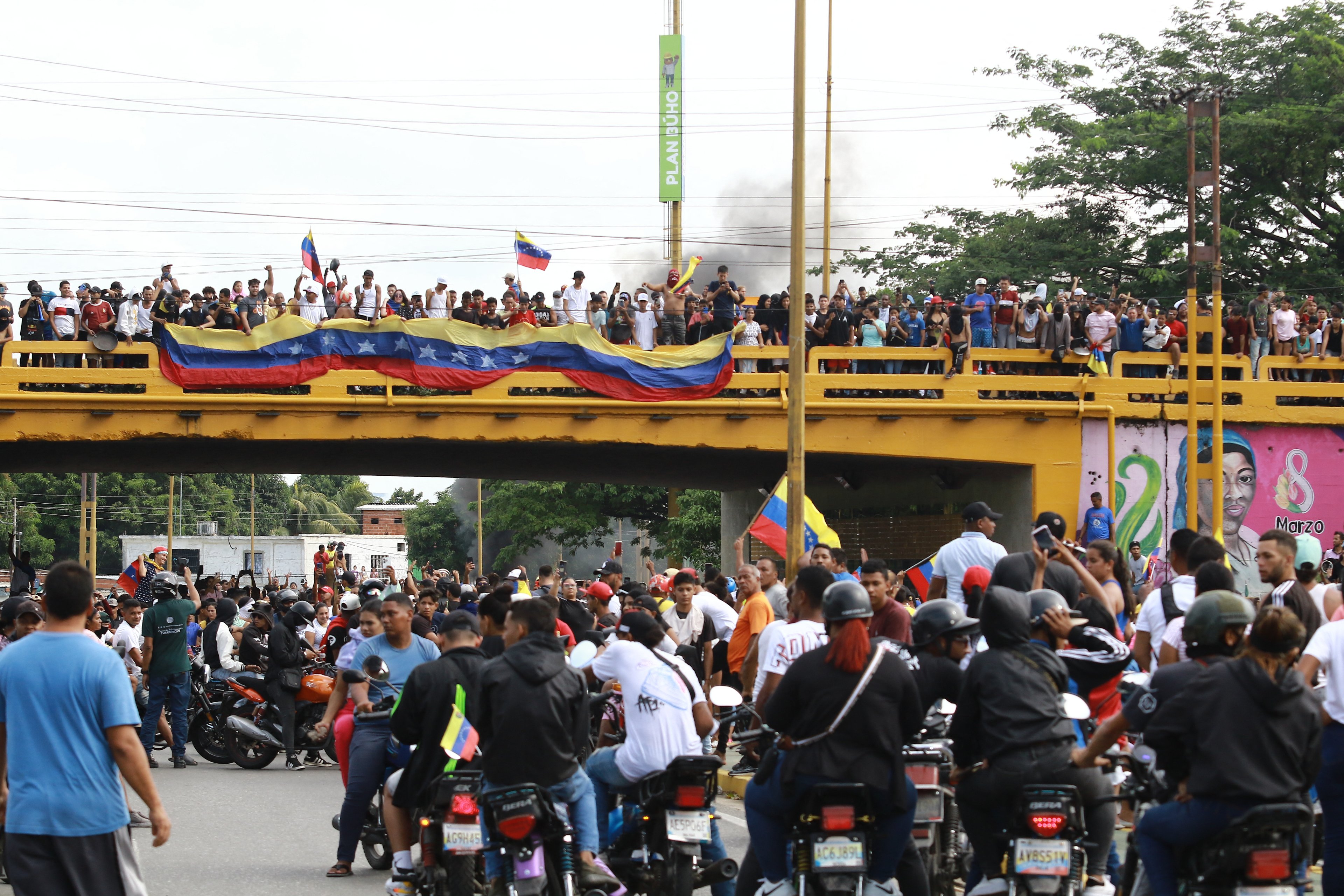 Manifestantes participam de um protesto contra o governo do presidente venezuelano Nicolás Maduro em Valência, no estado de Carabobo.