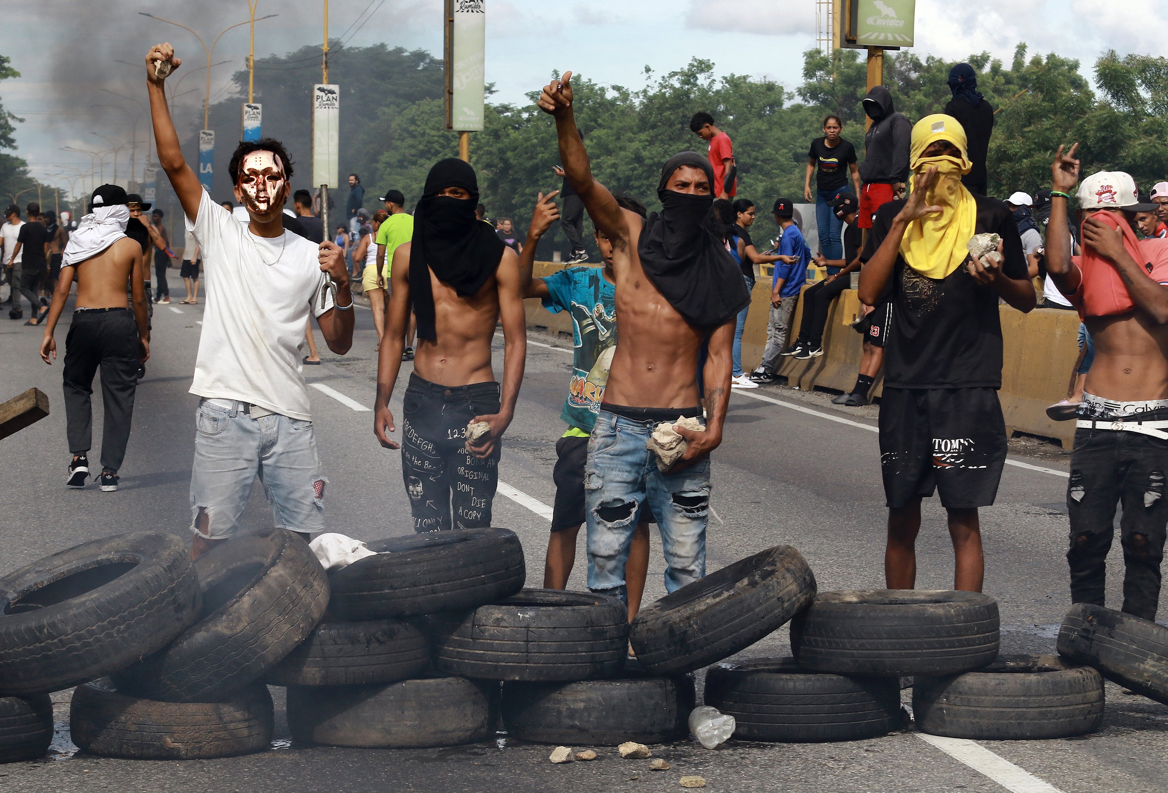Manifestantes montaram uma barricada durante um protesto contra o governo do presidente venezuelano Nicolás Maduro em Valência, no estado de Carabobo.