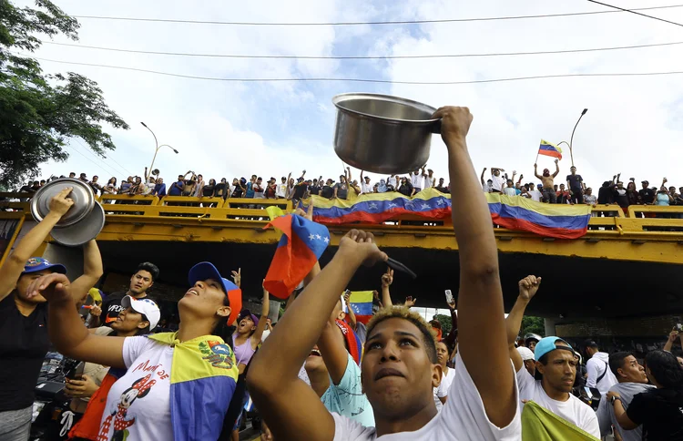 A man bangs a cooking pot during a protest against Venezuelan President Nicolas Maduro's government in Valencia, Carabobo state, Venezuela on July 29, 2024, a day after the Venezuelan presidential election. Protests erupted in parts of Caracas Monday against the re-election victory claimed by Venezuelan President Nicolas Maduro but disputed by the opposition and questioned internationally, AFP journalists observed. (Photo by Juan Carlos HERNANDEZ / AFP) (Carlos HERNANDEZ / AFP)/AFP)