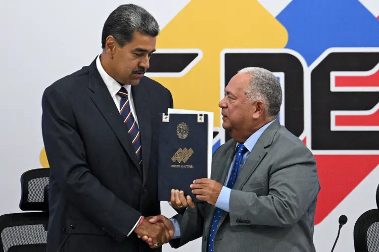 O presidente Nicolás Maduro, ao lado de Elvis Amoroso, presidente do CNE, durante cerimônia de certificação nesta segunda, 29
 (Federico Parra/AFP)