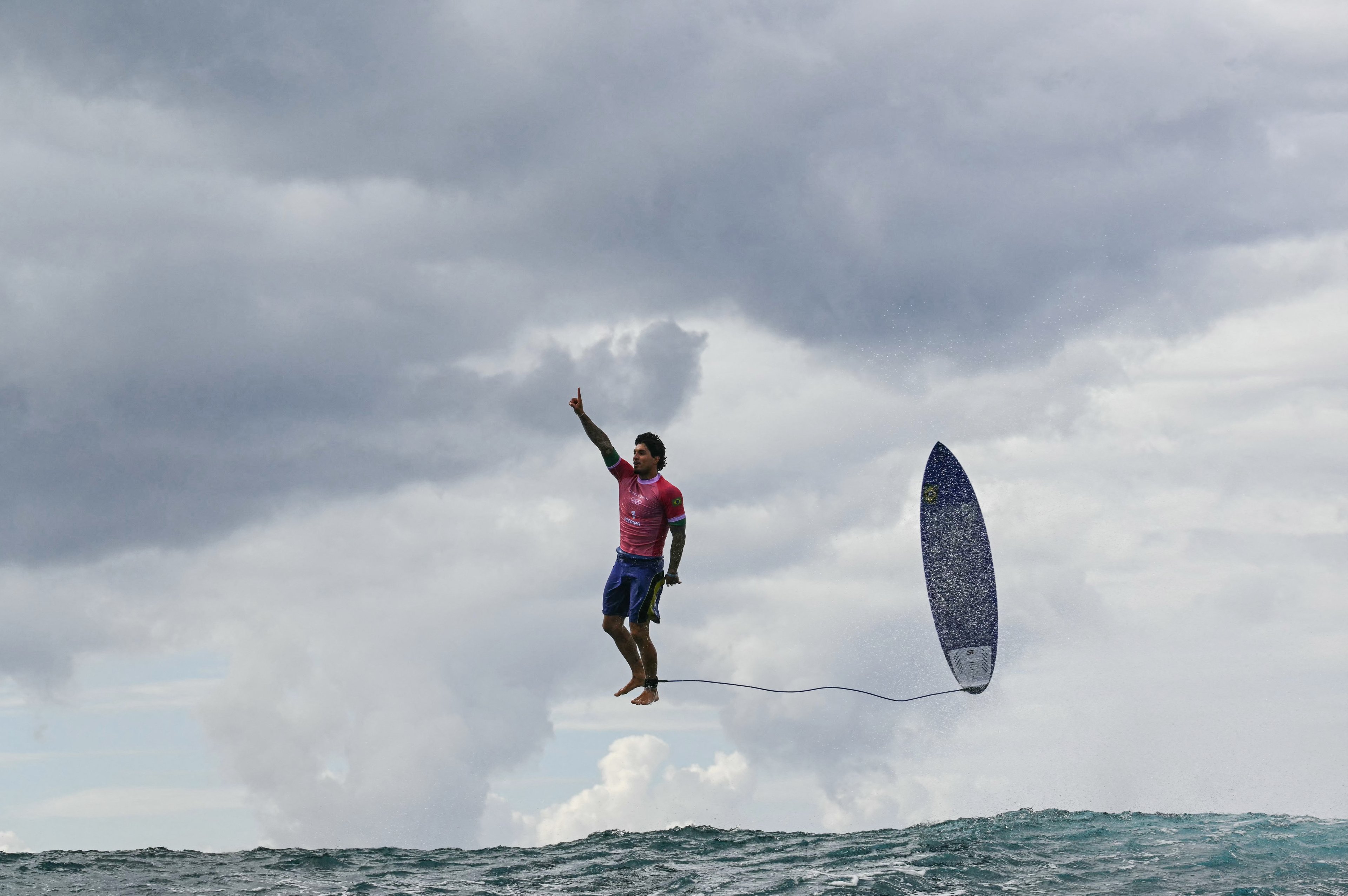 Icônica foto de Gabriel Medina em Paris-2024 leva 'Oscar' das imagens esportivas; confira vencedores