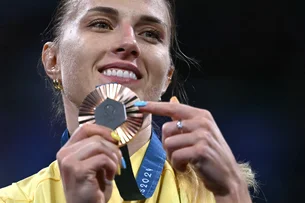 Olimpíadas 2024: ucraniana conquista bronze um ano após ser punida por não cumprimentar russa