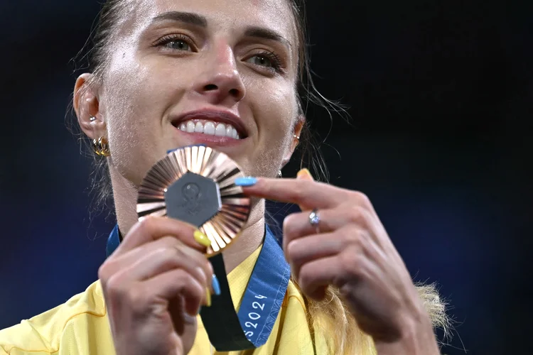 Olga Kharlan comemora bronze após vitória contra sul-coreana ((Photo by Fabrice COFFRINI / AFP))