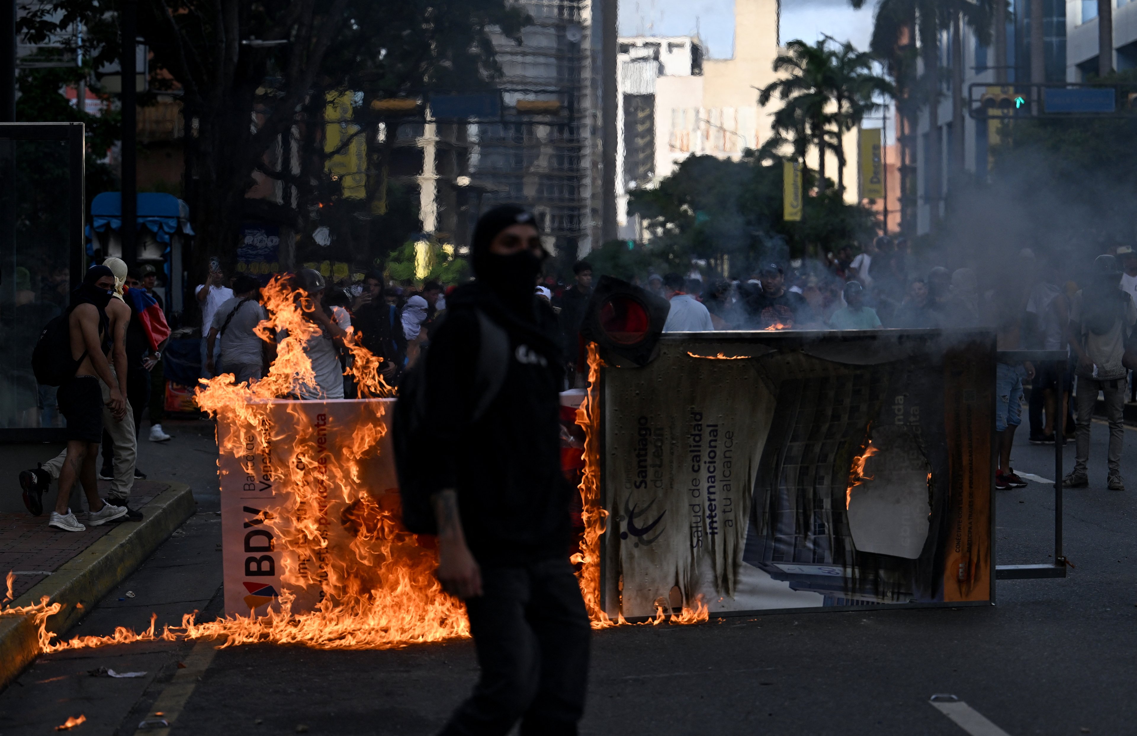 Manifestantes incendiaram uma barricada durante um protesto contra o governo do presidente venezuelano Nicolás Maduro em Caracas.