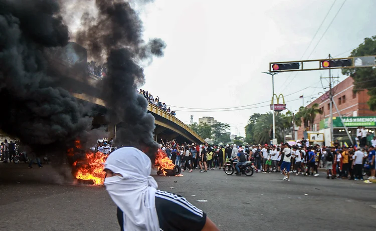 Demonstrators take part in a protest against Venezuelan President Nicolas Maduro's government in Puerto La Cruz, Anzoategui state, Venezuela on July 29, 2024, a day after the Venezuelan presidential election. Venezuela braced for new demonstrations July 30, after four people died and dozens were injured when the authorities broke up protests against President Nicolas Maduro's claim of victory in the country's hotly disputed weekend election. (Photo by Carlos Landaeta / AFP) (Carlos Landaeta/AFP)