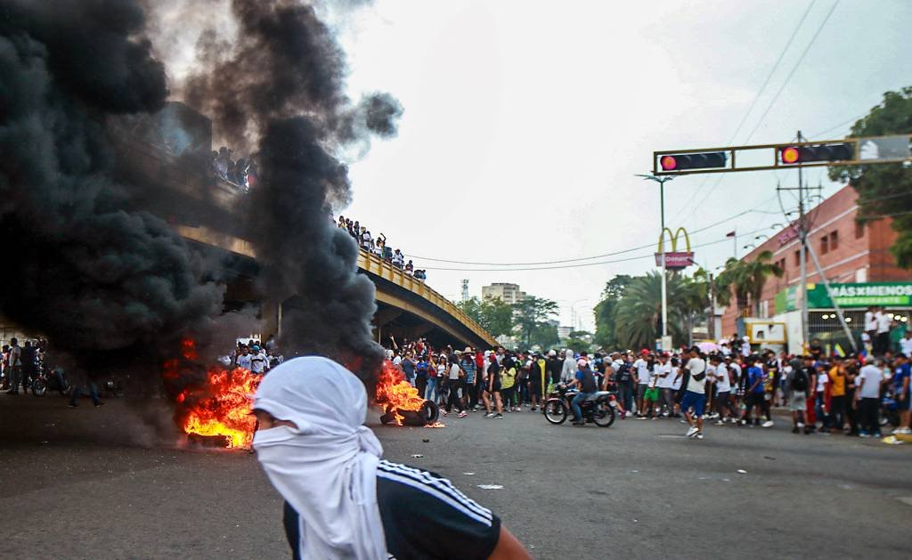 Promotora venezuelana é presa após se recusar a processar protestos contrários a Maduro