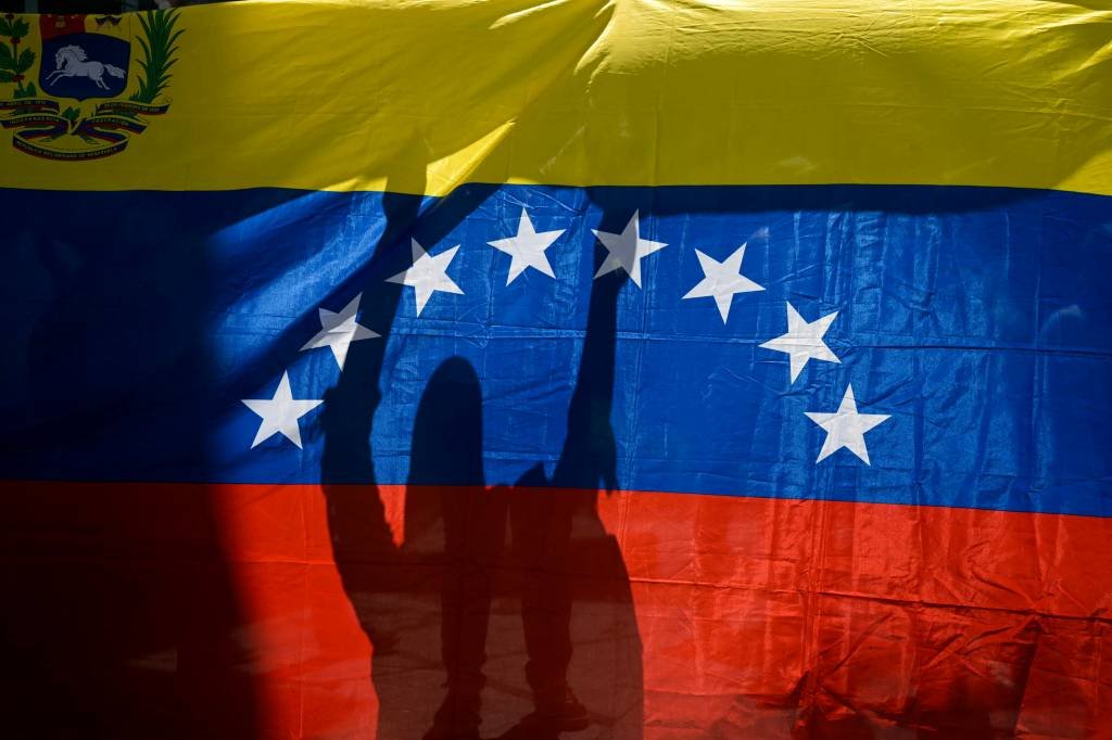 Depois de rompimento diplomático, equipe da Embaixada da Argentina deixa a Venezuela