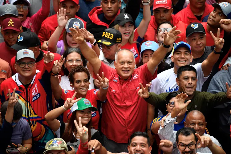 O deputado venezuelano Diosdado Cabello (centro) gesticula ao lado de apoiadores do presidente venezuelano Nicolás Maduro durante um comício em direção ao palácio presidencial de Miraflores, em Caracas, em 30 de julho de 2024 (Federico Parra/AFP)