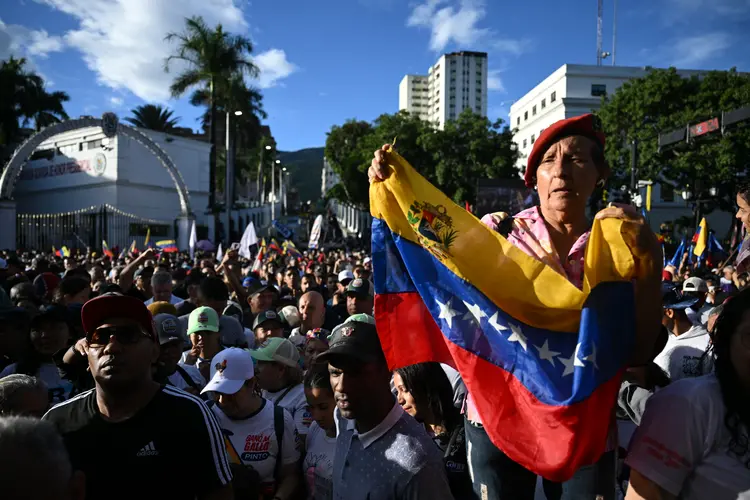 Supporters of Venezuelan President Nicolas Maduro take part in a rally outside the Miraflores presidential palace in Caracas on July 30, 2024. Venezuela braced for new demonstrations after four people died and dozens were injured on the eve when the authorities broke up protests against President Nicolas Maduro's claim of victory in the country's hotly disputed weekend election. (Photo by Raul ARBOLEDA / AFP) (AFP)