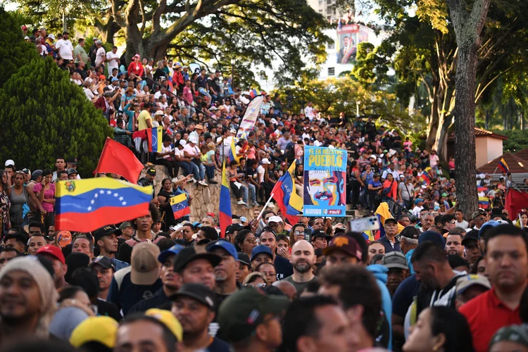 Protesto em Caracas contra a anunciada vitória de Maduro (Federico Parra/AFP)