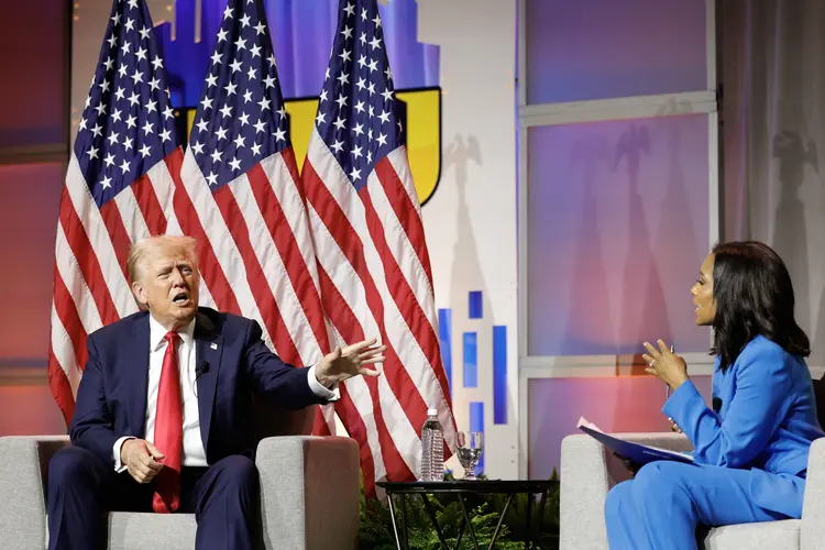 O ex-presidente Donald Trump, durante entrevista em evento da NABJ (Kamil Krzaczynski/AFP)