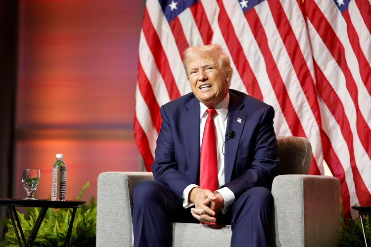 O ex-presidente dos EUA e candidato presidencial republicano de 2024, Donald Trump, discursa durante a convenção anual da Associação Nacional de Jornalistas Negros em Chicago, Illinois, em 31 de julho de 2024 (KAMIL KRZACZYNSKI/AFP)