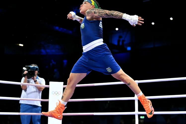 Bia Ferreira é agora a primeira atleta de boxe do país a conquistar duas medalhas olímpicas no peso-leve (MOHD RASFAN/AFP)