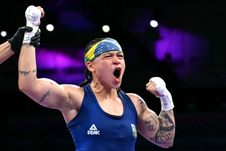 Bia Ferreira garante o pódio para o Brasil no boxe feminino (MOHD RASFAN/AFP)