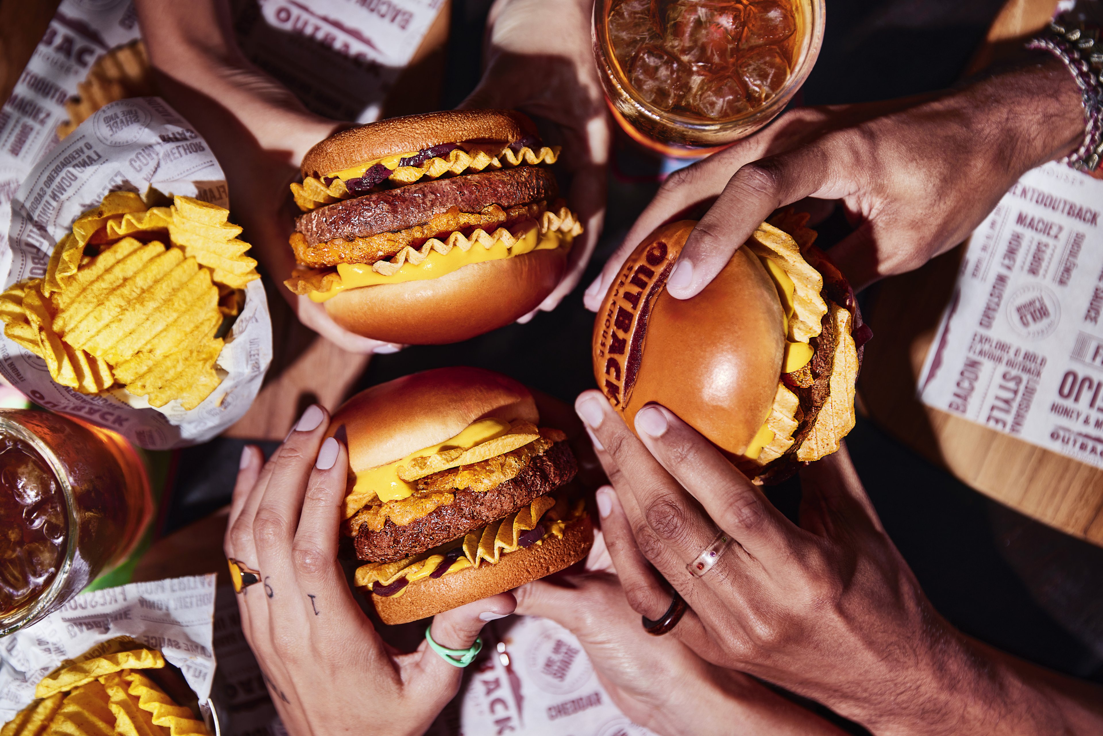 Outback lança hambúrguer com batata chips em parceria com a Ruffles