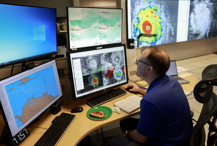 Brad Reinhart, metereologista observa dados sobre o furacão Beryl no Centro Nacional de Furacões, em Miami (Joe Raedle/AFP)