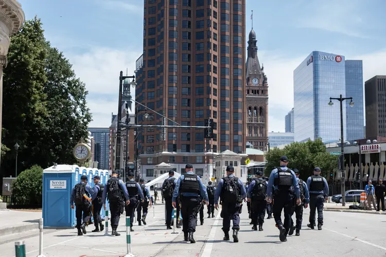 Policiais patrulham ruas de Milwaukee no domingo, 14 (Jim Vondruska/AFP)