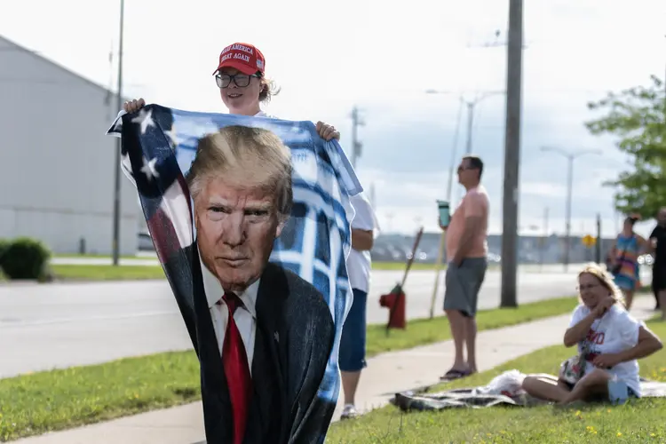 Apoiadores do candidato republicano à presidência, o ex-presidente dos EUA Donald Trump, aguardam sua chegada no Aeroporto Internacional Milwaukee Mitchell em 10 de maio de 2024, em Milwaukee, Wisconsin.  (Jim Vondruska/AFP)