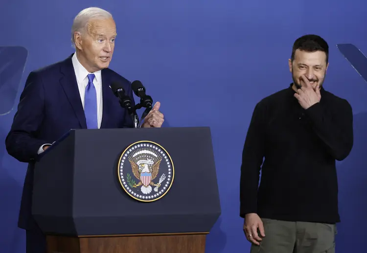 Os presidentes Joe Biden e Volodymyr Zelensky, durante discurso na cúpula da Otan
 (Kevin Dietsch/AFP)