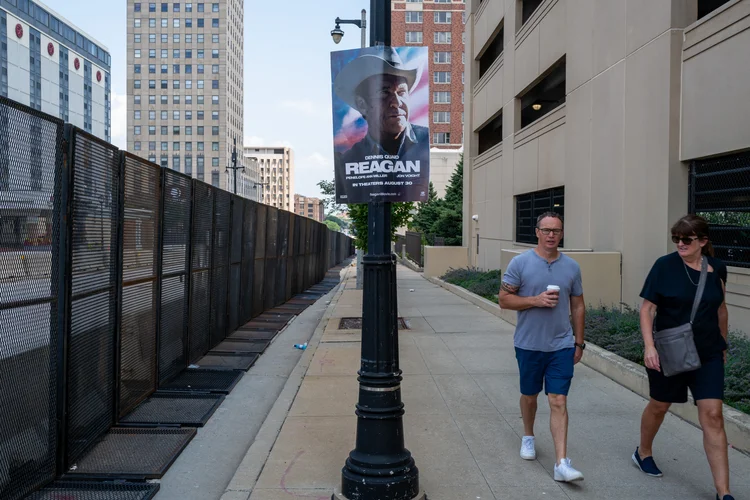 Pessoas caminham por uma zona de segurança no centro de Milwaukee, dias antes do início da Convenção Nacional Republicana (RNC) (Spencer Platt/Getty Images/AFP)