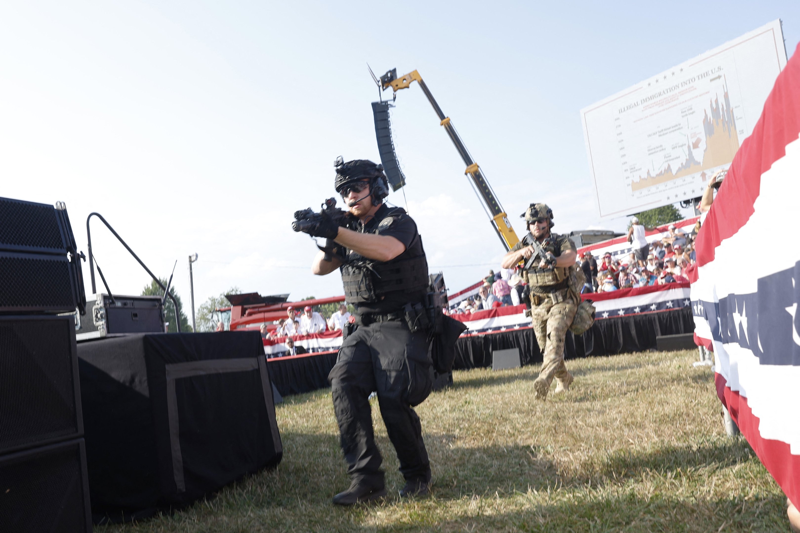 Policiais se movem durante um comício em 13 de julho de 2024 em Butler, Pensilvânia