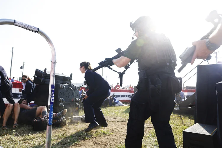 Agentes da lei reagem após disparos no comício do candidato republicano à presidência e ex-presidente Donald Trump em 13 de julho de 2024, em Butler, Pensilvânia. (Anna Moneymaker/AFP)