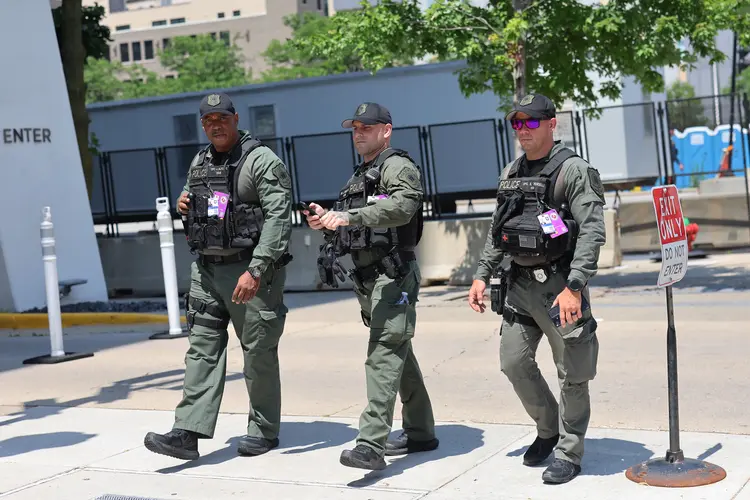 Policiais patrulham Milwaukee durante convenção republicana (Michael Santiago/AFP)
