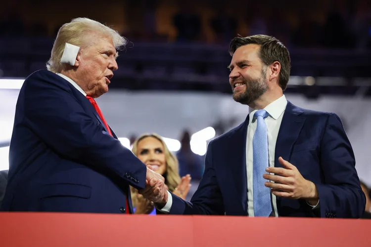 Trump apresenta J.D. Vance como seu vice na chapa que vai disputar a eleição de novembro (Joe Raedle/AFP)